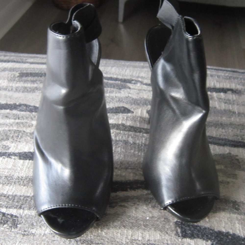 Steve Madden open toe /back Booties - Size 6.5M